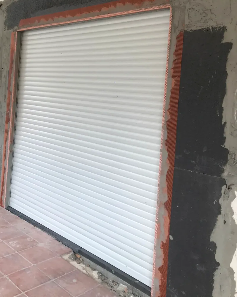 Portafinestra con monoblocco ANIGMA e isolamento esterno in corso di posa