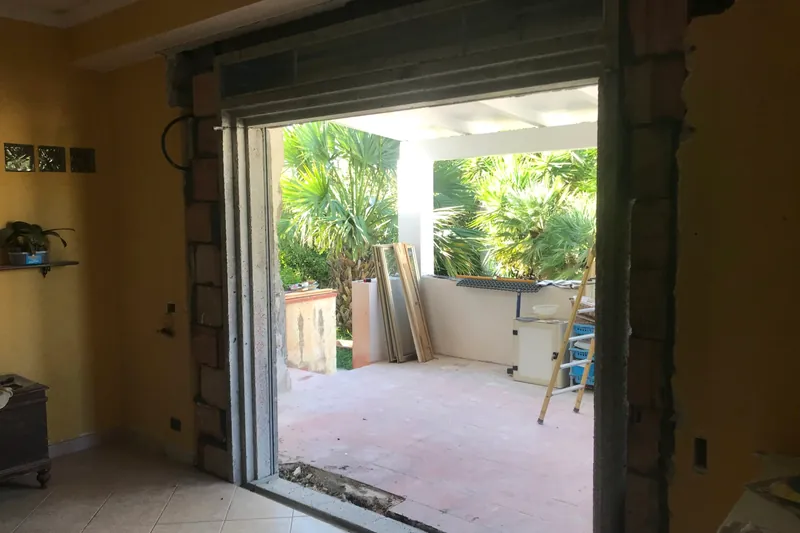 Portafinestra vista dall’interno con il monoblocco ANIGMA in opera e l’avvolgibile aperta